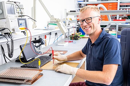 PI Ceramic Arbeitsplatz